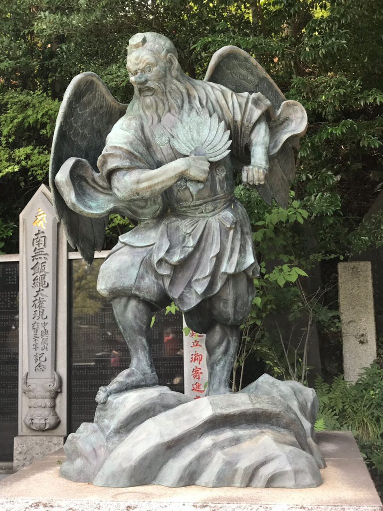 Statua di Tengu "recente" con naso di forma fallica