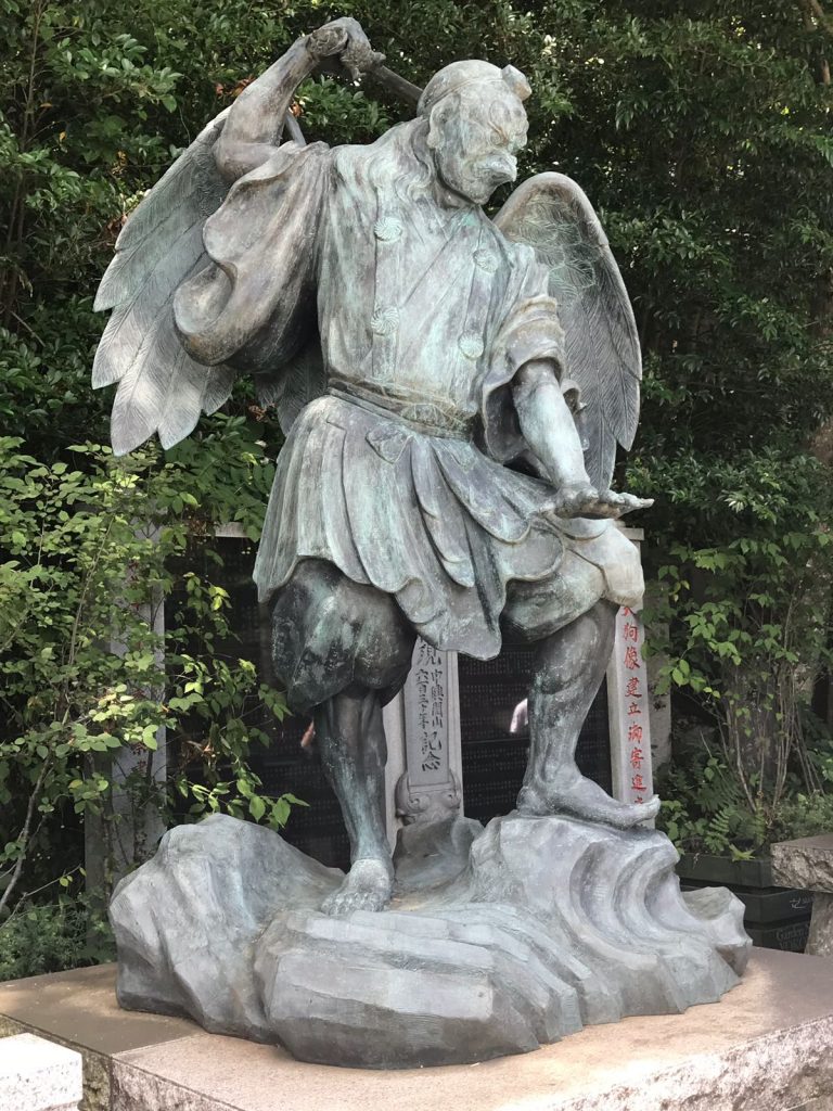 Statua di Tengu classica con naso a becco